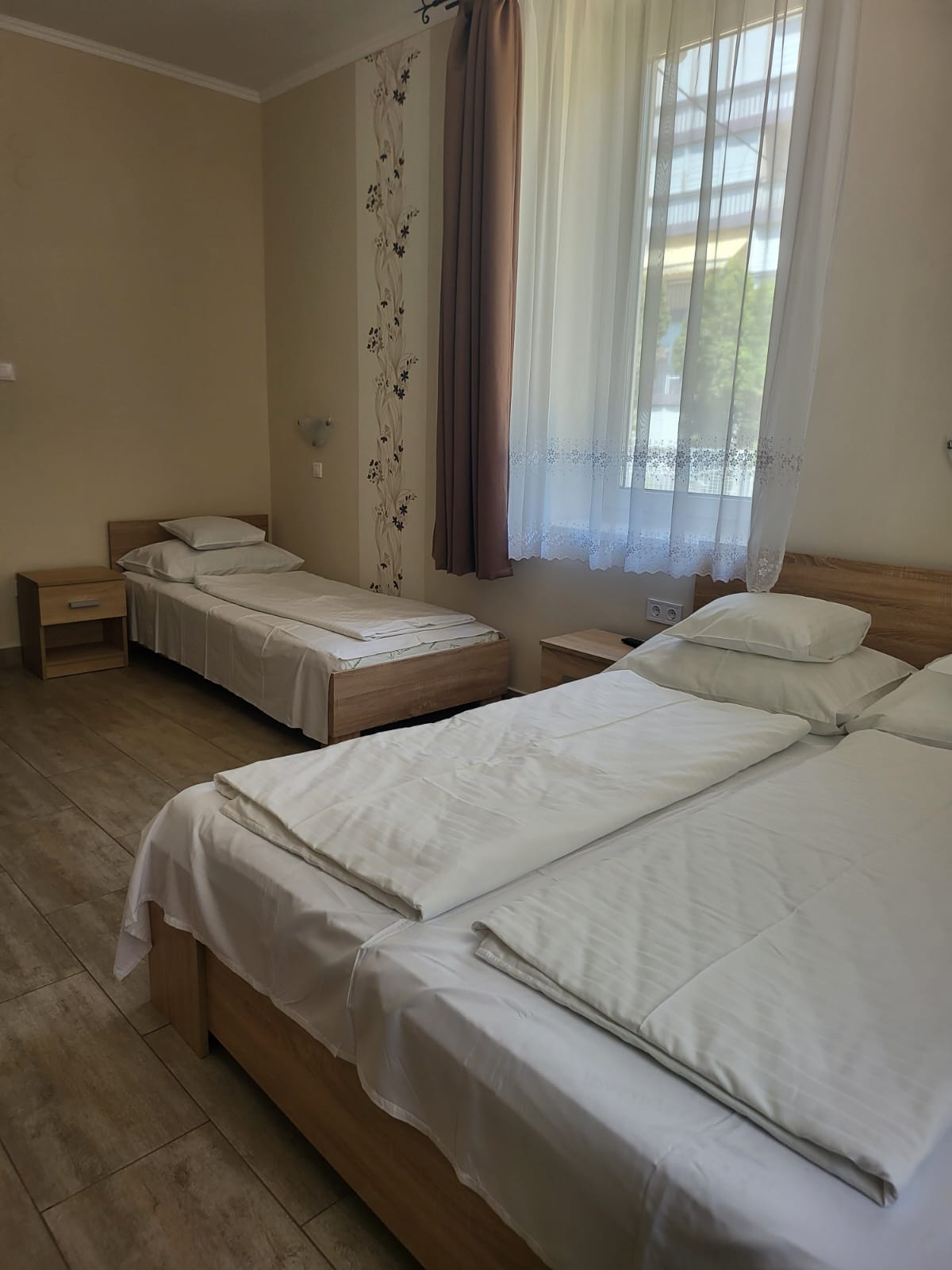 Apartment für drei Personen mit Doppelbett und Einzelbett in der Krisztina Villa