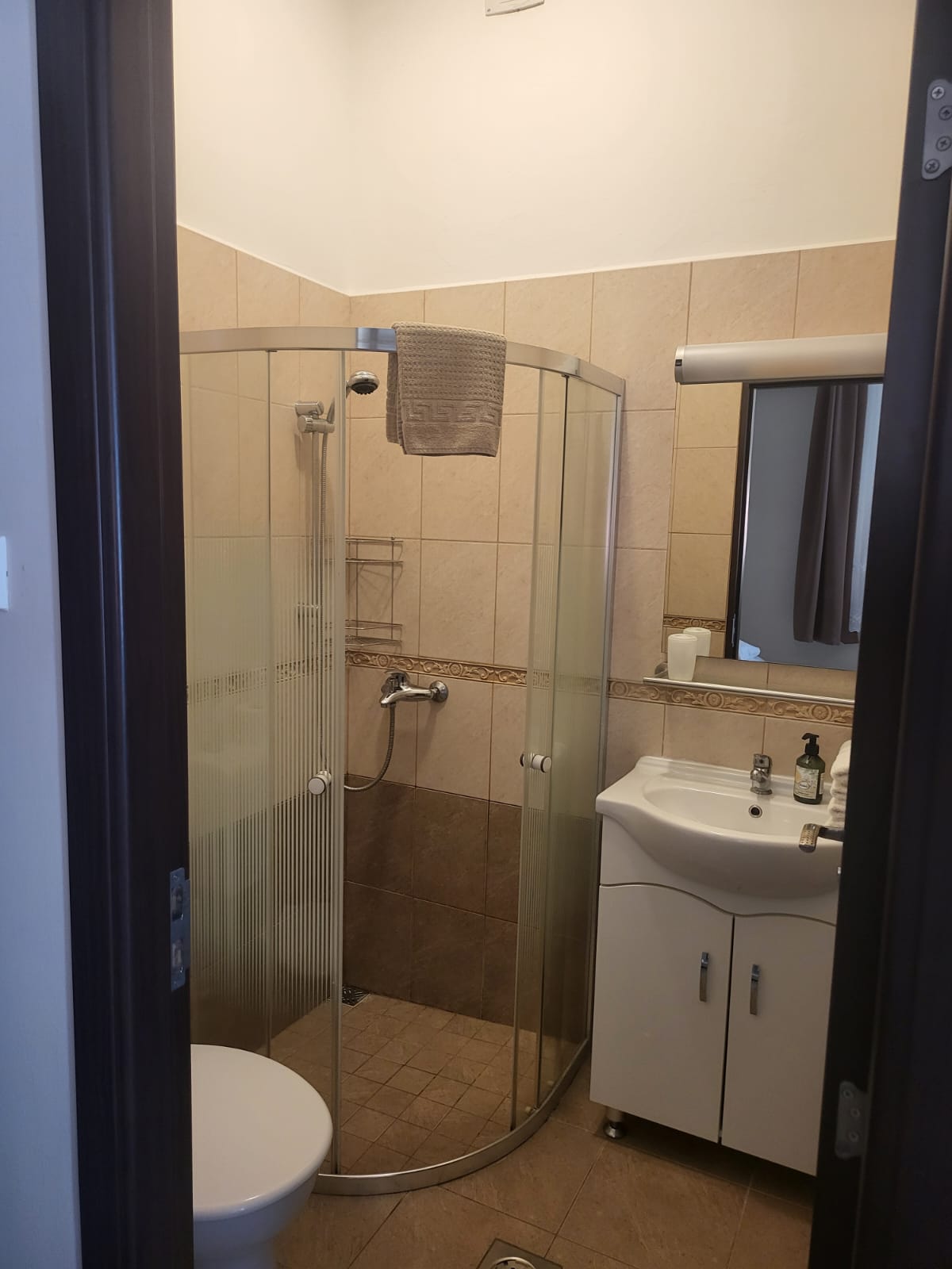 Badezimmer des Drei-Personen-Apartments mit Duschkabine