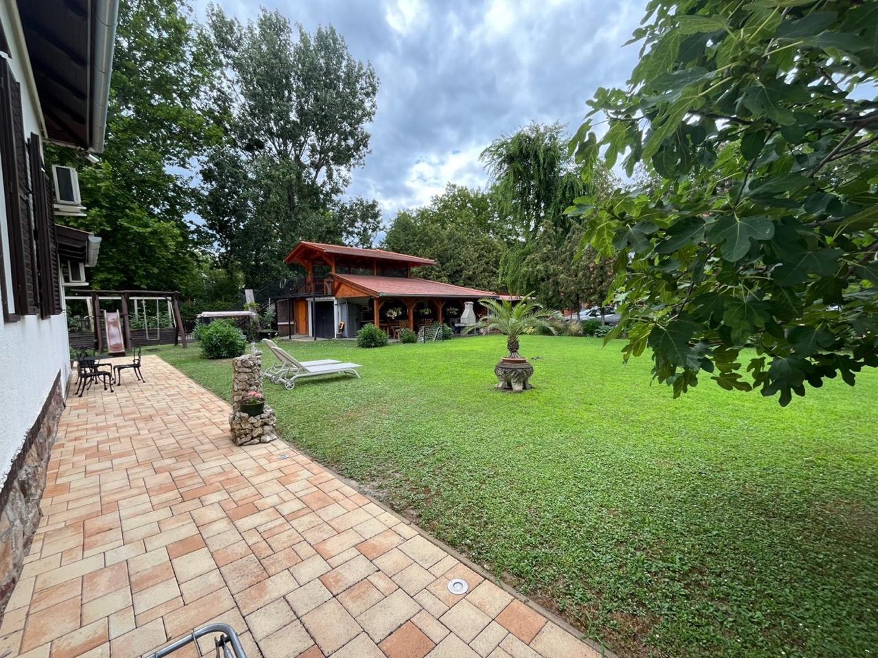 Großzügiger Garten mit Spielplatz und überdachter Grillterrasse