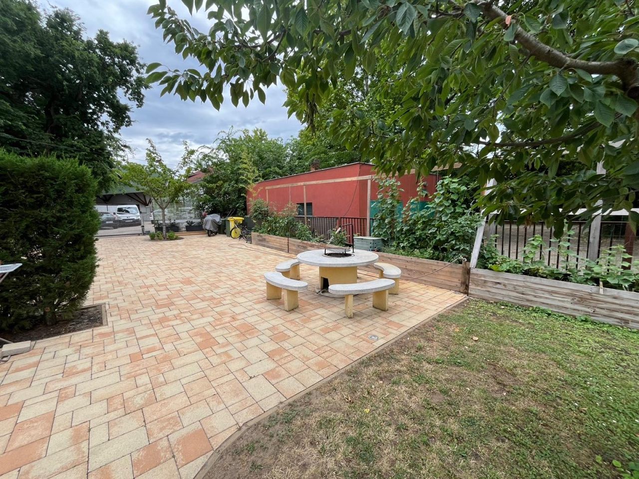 Gartenterrasse mit rundem Kessel-Tisch (Bogrács)