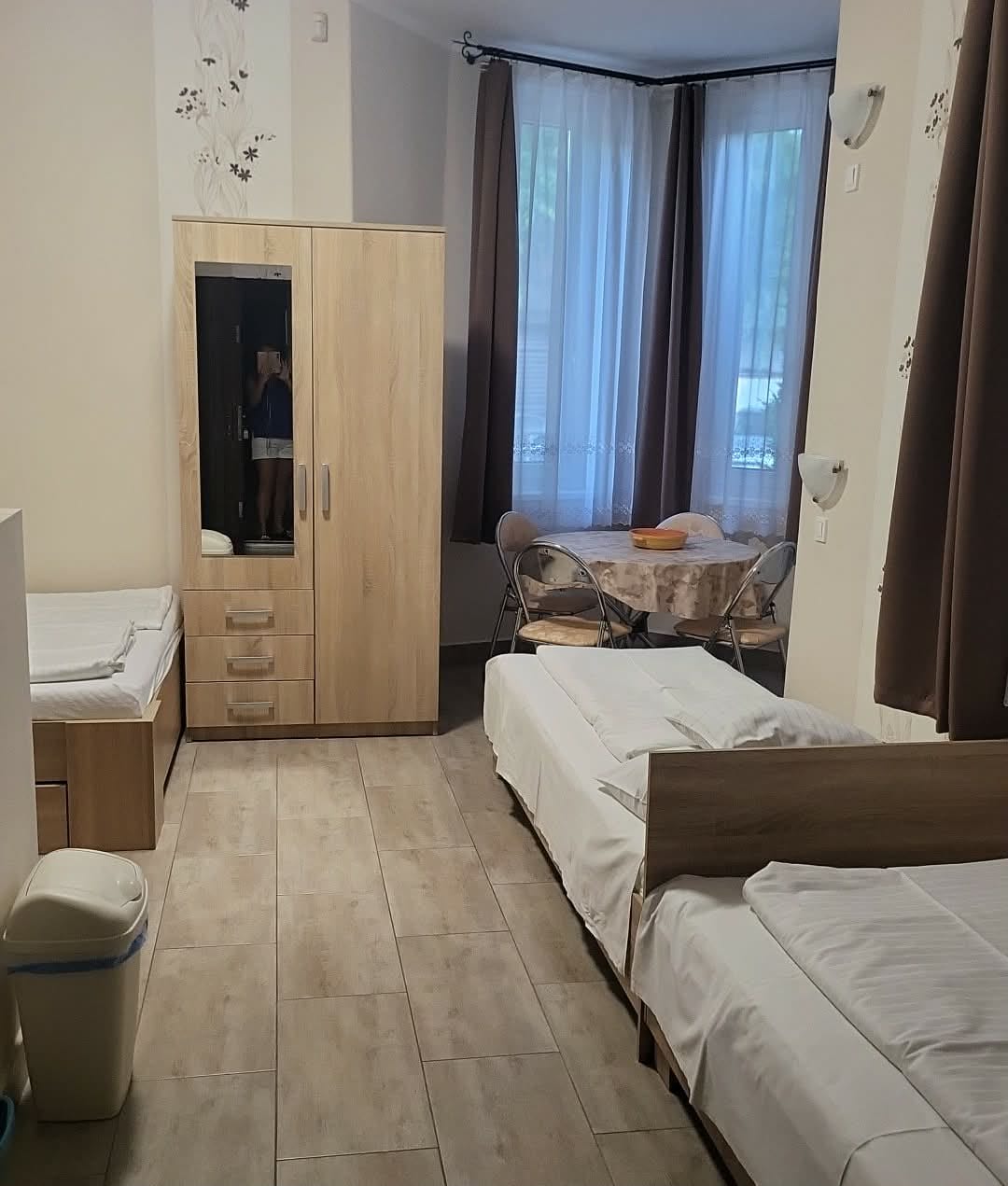 Schlafbereich des Vier-Personen-Apartments mit Kleiderschrank und Essecke