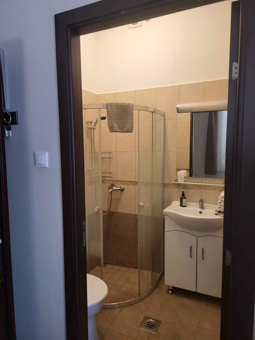 A négyfős apartman fürdőszobája