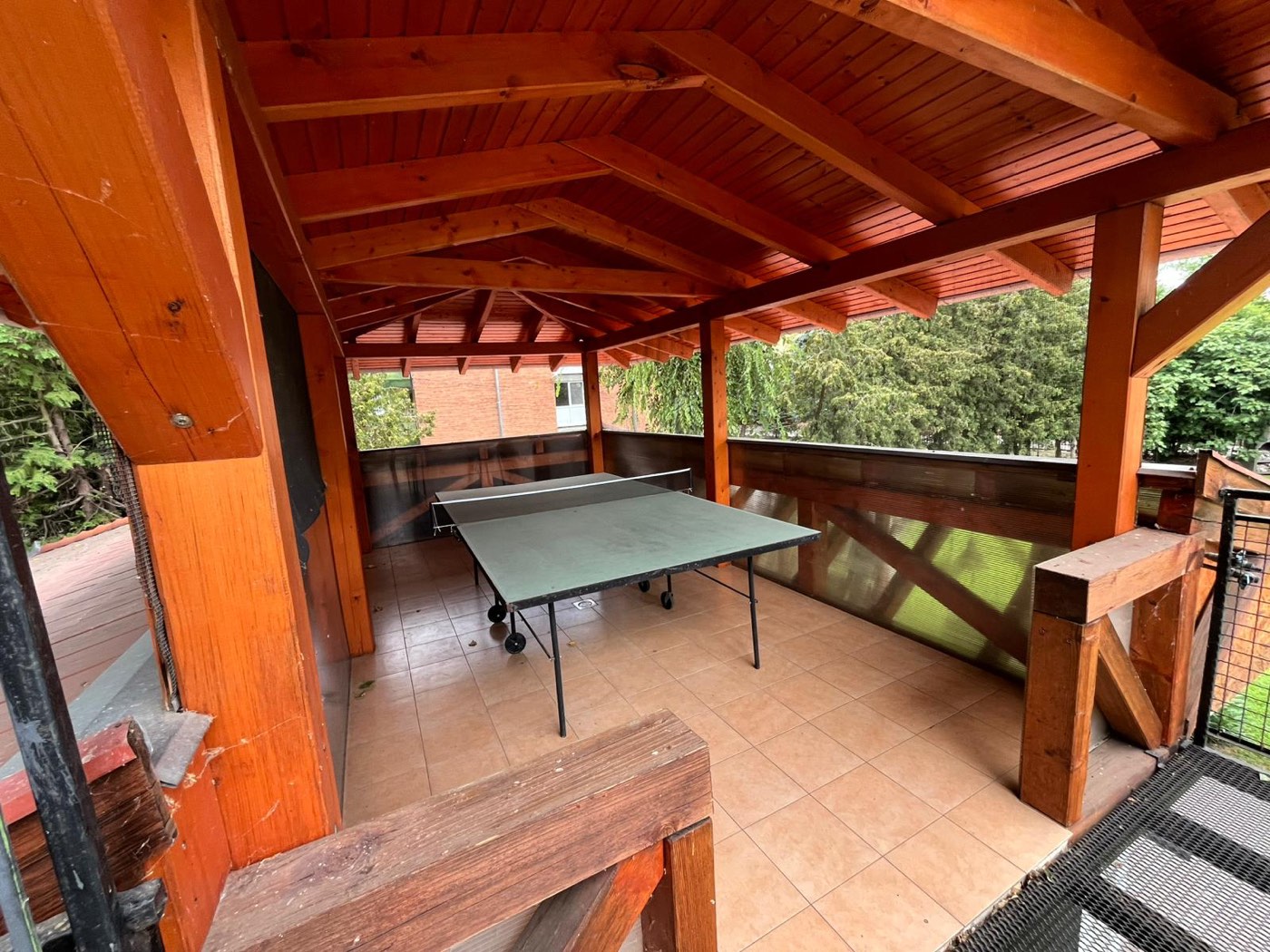 Überdachte Terrasse mit Tischtennisplatte