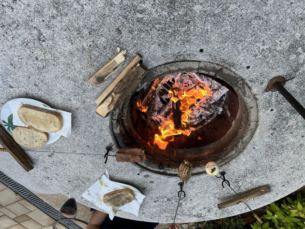Szalonnasütés és bográcsozás a kerti tűzrakó asztalnál