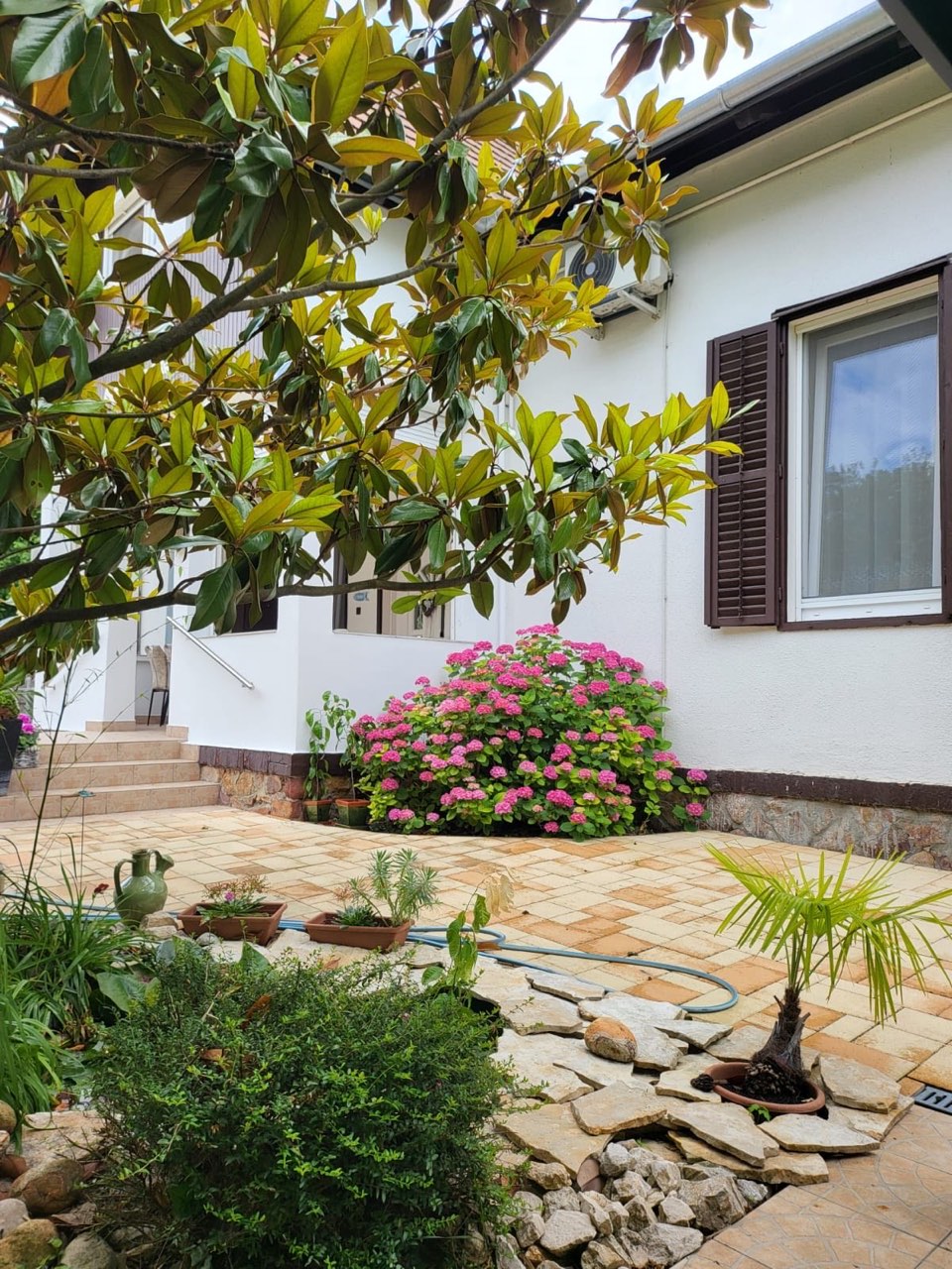 Gemütlicher, blumengeschmückter Innenhof der Krisztina Villa in Balatonlelle